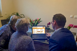 Patienten, Angehörige und Zuweiser haben es durch das digitale Portal einfacher Unterlagen schon vor der Aufnahme zu übermitteln. | © Fachkliniken Radeburg